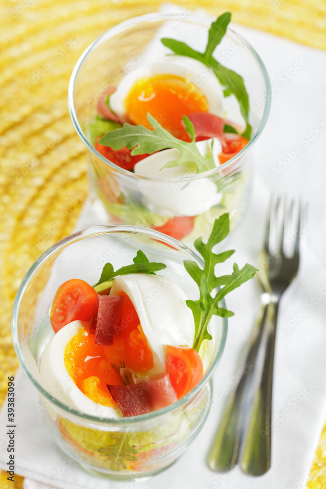 Weich gekochtes Ei im Glas mit Schinken und Salat Weich gekochtes Ei im Glas mit Schinken und Salat