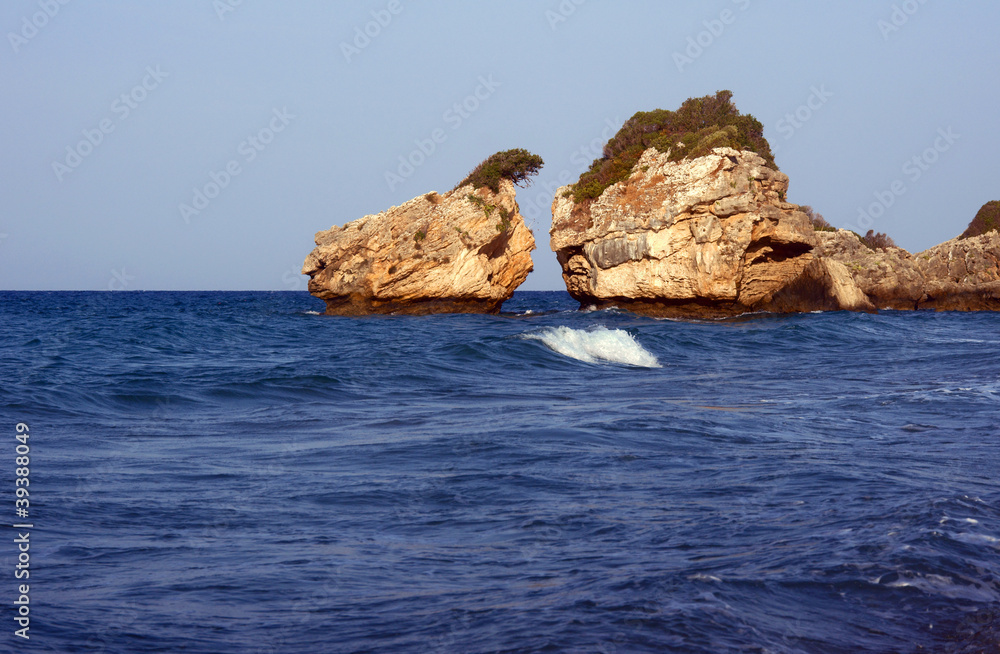 Skałki przy plaży, grecka wyspa Zakynthos