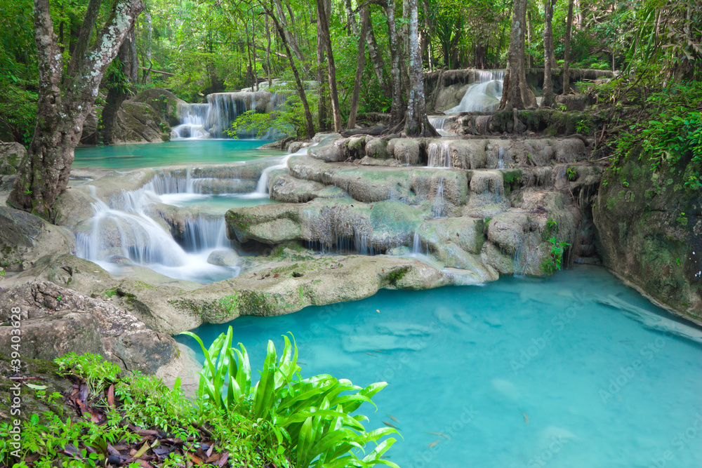 Naklejka premium Błękitna strumień woda w Erawan siklawy narodu parku Tajlandia