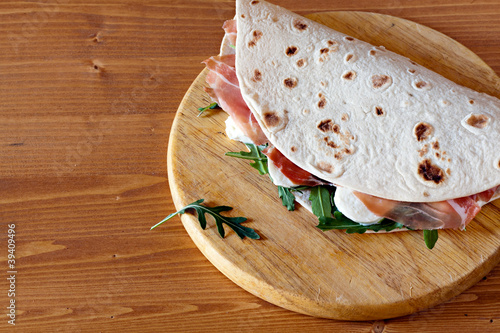 Piadina crudo, mozzarella, rucola