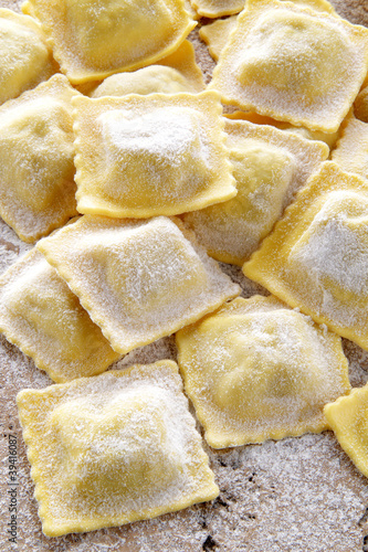 Foto ravioli di pasta fresca