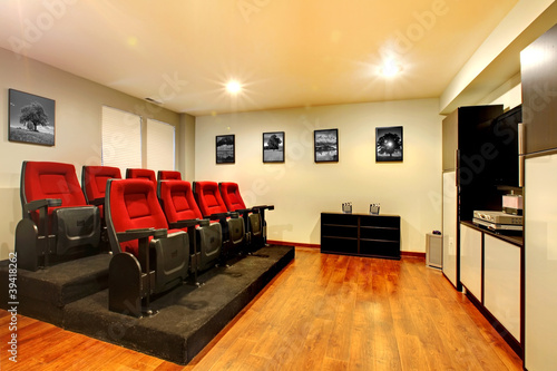 Foto Home TV movie theater entertainment room interior.