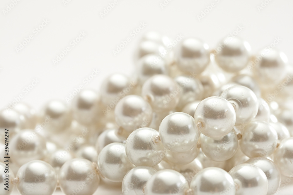 String of pearls on white - obrazy, fototapety, plakaty 