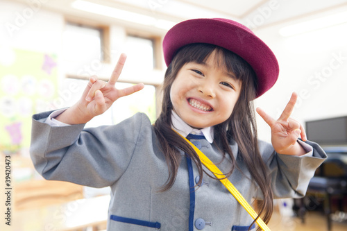 Obraz na płótnie ピースサインをする幼稚園女児