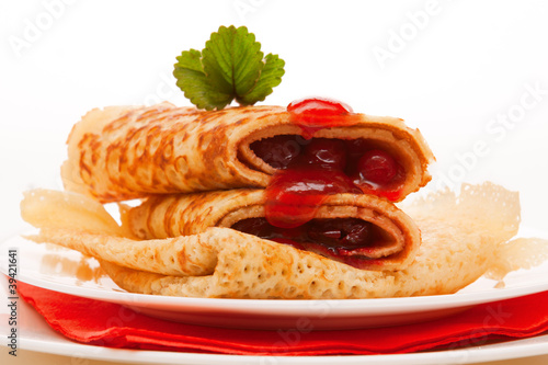 Pfannkuchen mit Kirschenmarmelade photo