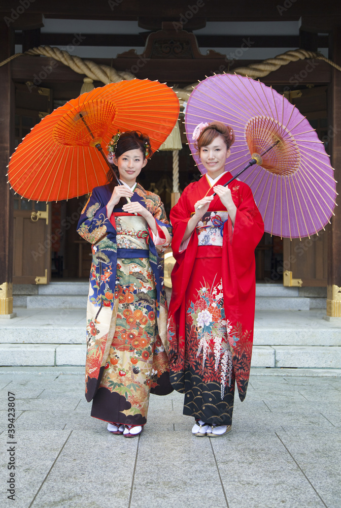Fototapeta premium 和傘を差す振袖姿の女性2人