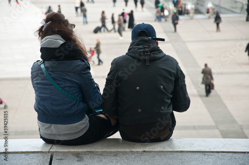 couple admirant la vue sur les marches de lé défense à Paris