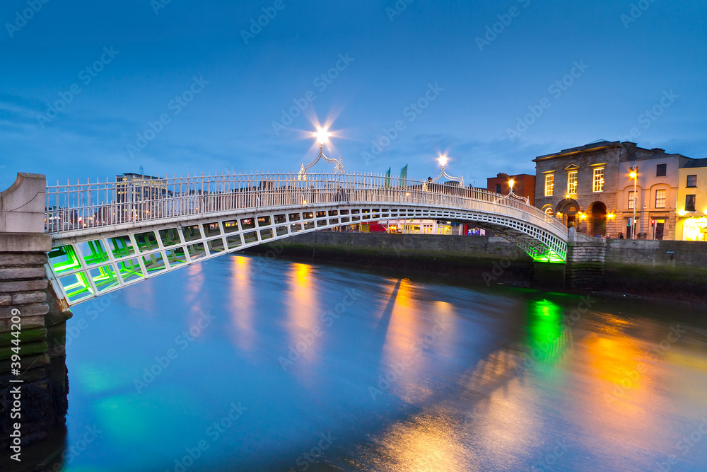 Fototapeta premium Most ha'penny w Dublinie nocą, Irlandia