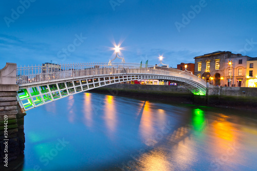 Fototapeta The ha'penny bridge in Dublin at night, Ireland