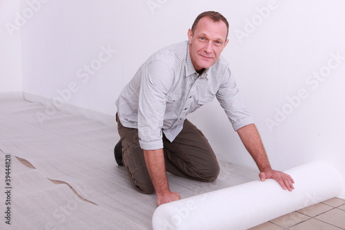 Photos Man putting down underlay