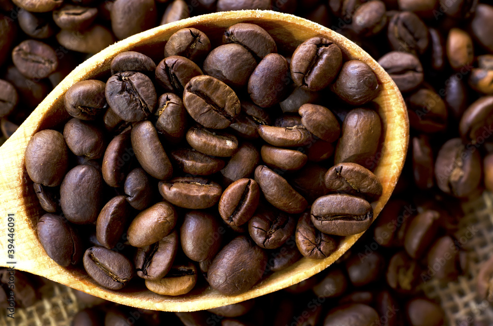 Naklejka premium coffee in spoon