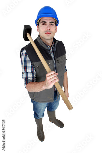 Fotografija craftsman holding a hammer on his shoulder