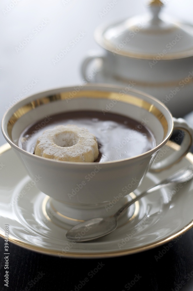 Cioccolata in tazza con canestrello nel centro e zuccheriera Cioccolata in tazza con canestrello nel centro e zuccheriera