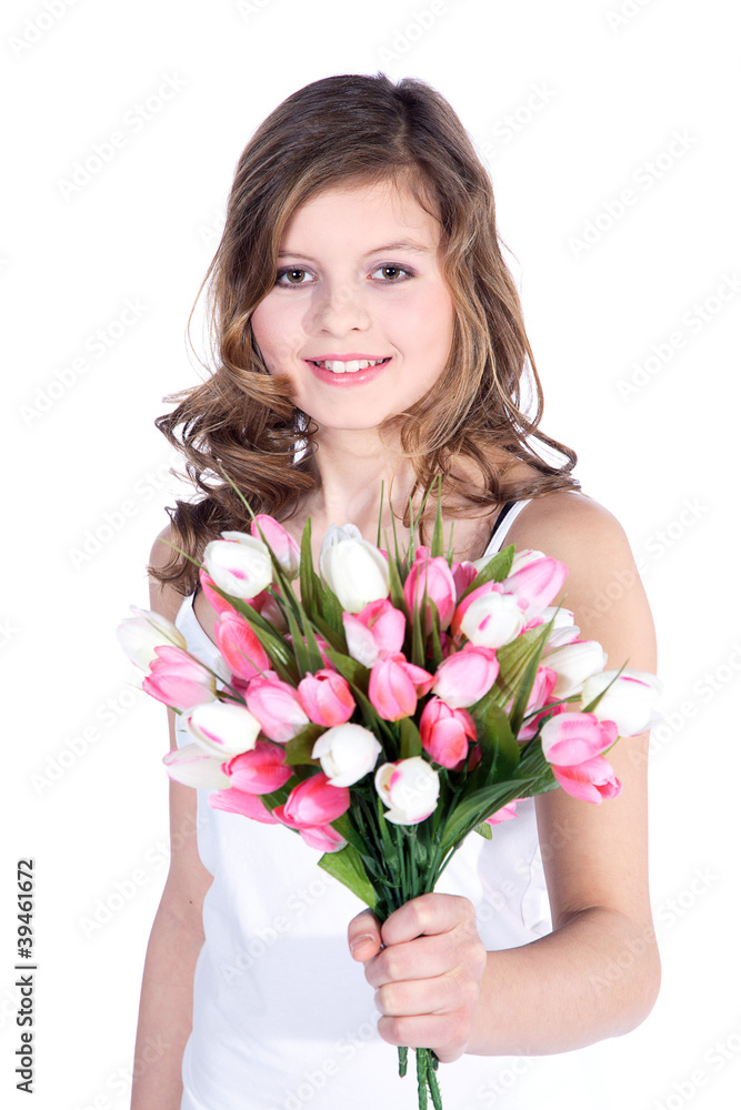 Mädchen überreicht bunten Blumenstrauß Porträt Mädchen überreicht bunten Blumenstrauß Porträt