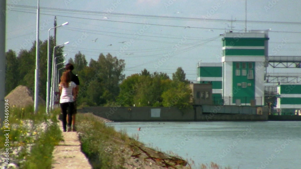 Teens went off on the background of the Gateway Teens went off on the background of the Gateway