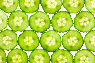 Keuken achterwand Plakjes fruit Verse komkommerschijfjes in tegenlicht  © Taiga