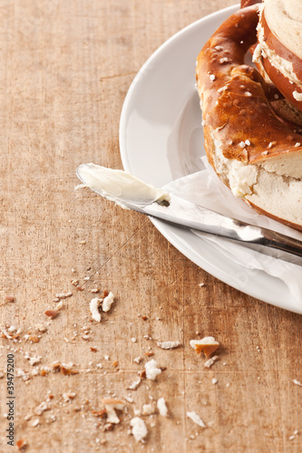 Butter auf die Brezel schmieren