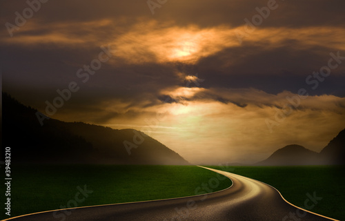 Landstraße bei Sonnenuntergang