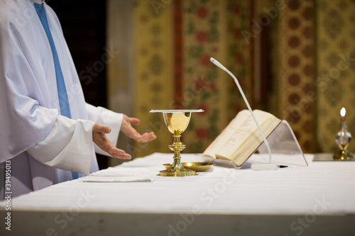 Obraz na płótnie Priest during a wedding ceremony/nuptial mass