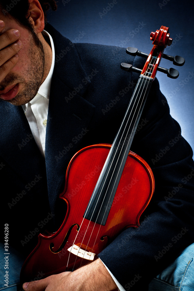 Plakat rozczarowany młody skrzypek