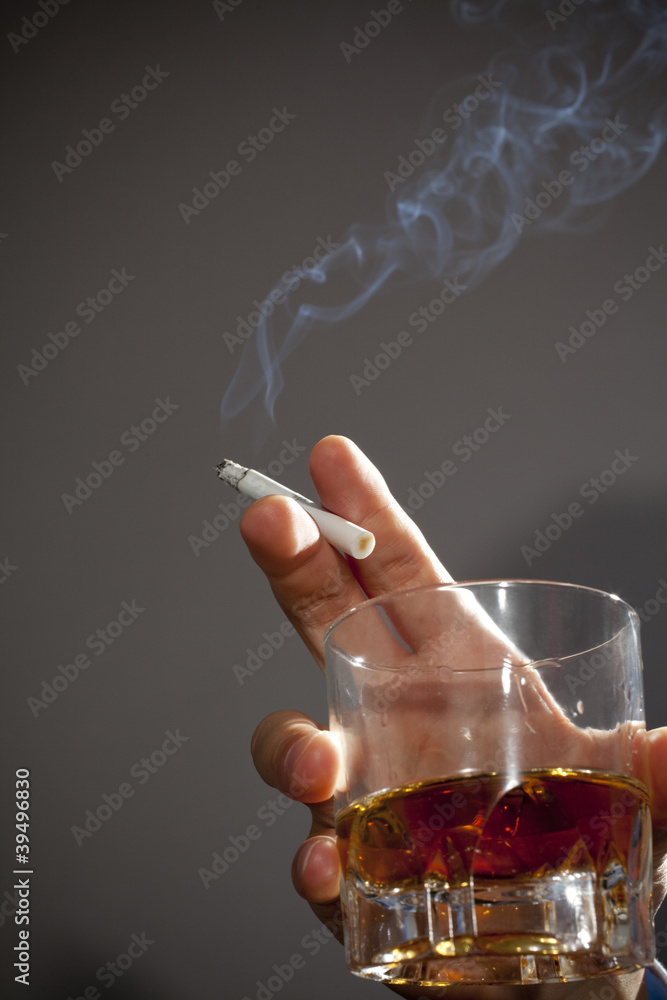 酒とタバコを持つ男性の手元 Stock 写真 Adobe Stock