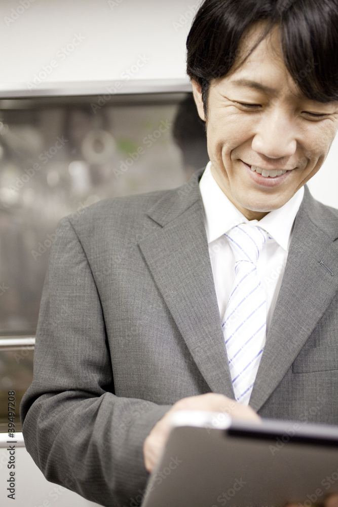 タブレットPCを操作するビジネスマン