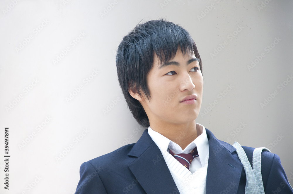 遠くを見つめる男子高校生