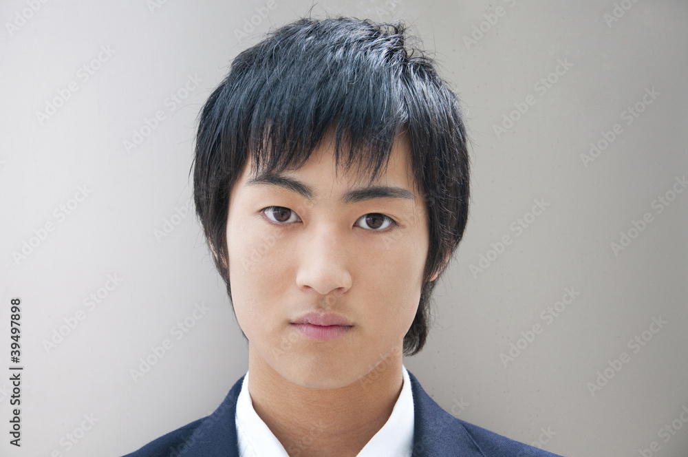 真剣な顔で見つめる男子高校生 真剣な顔で見つめる男子高校生