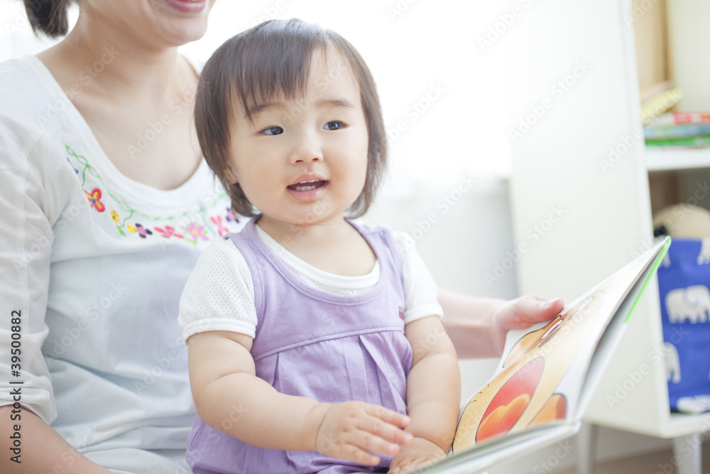 絵本を読む親子 絵本を読む親子