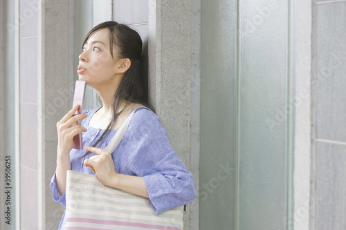 携帯電話を持って上を眺める女性 Free Download 携帯電話を持って上を眺める女性 - GFXLoad