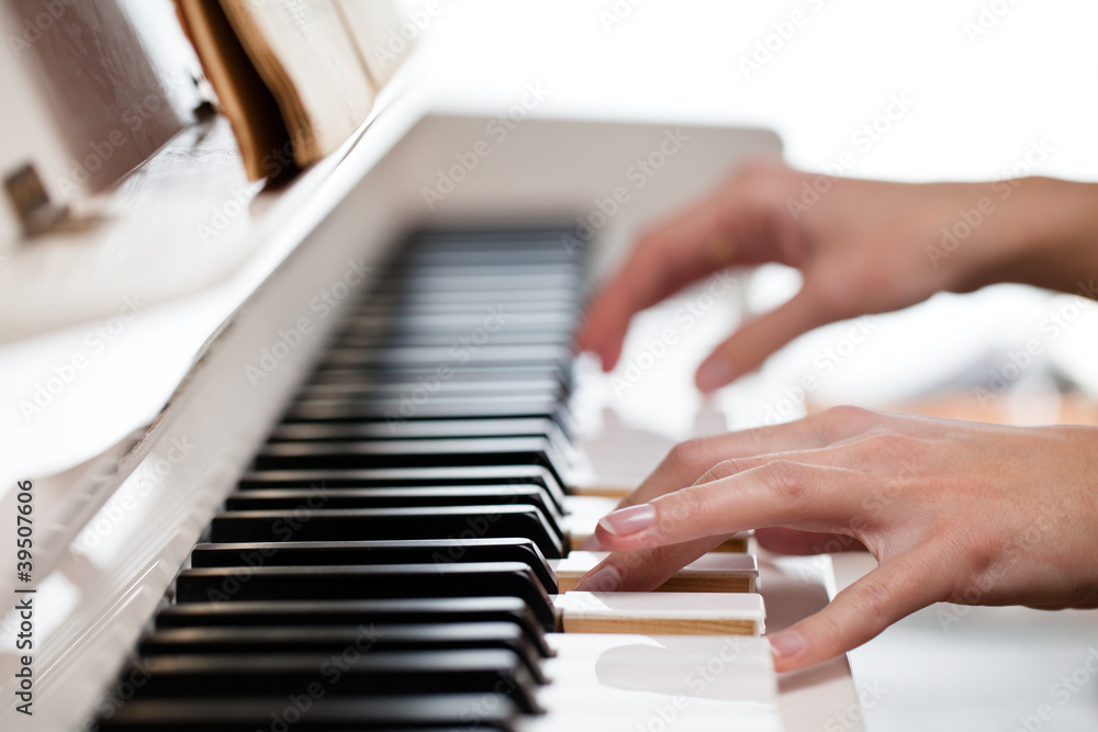 Obraz premium Playing Piano (shallow DOF; color toned image)