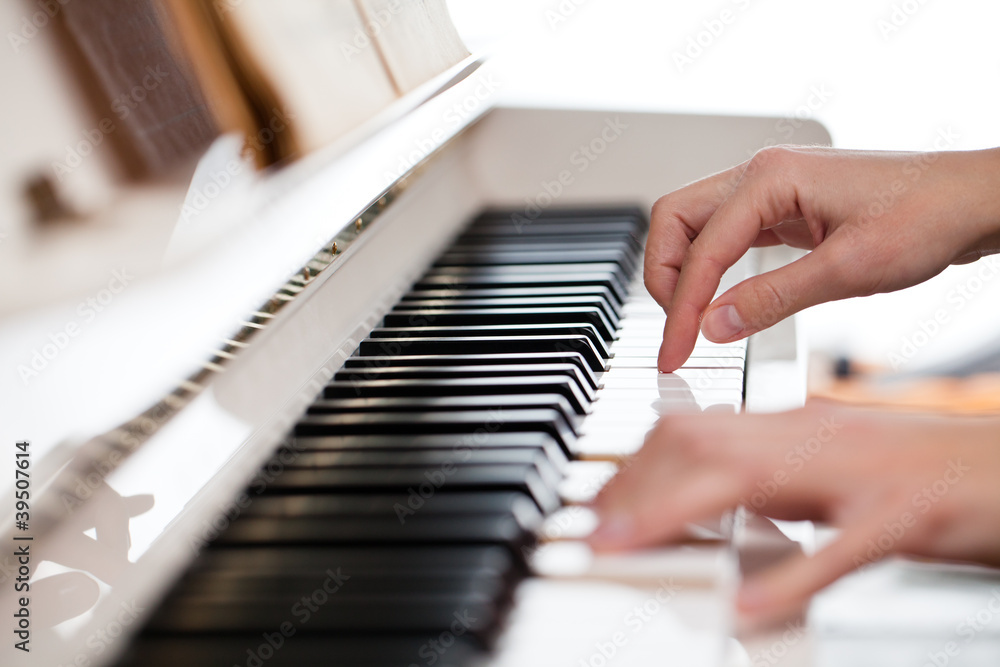 Obraz premium Playing Piano (shallow DOF; color toned image)