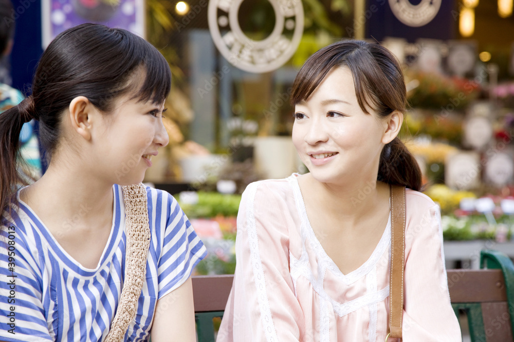 ベンチに座って会話する女性2人 Stock 写真 | Adobe Stock