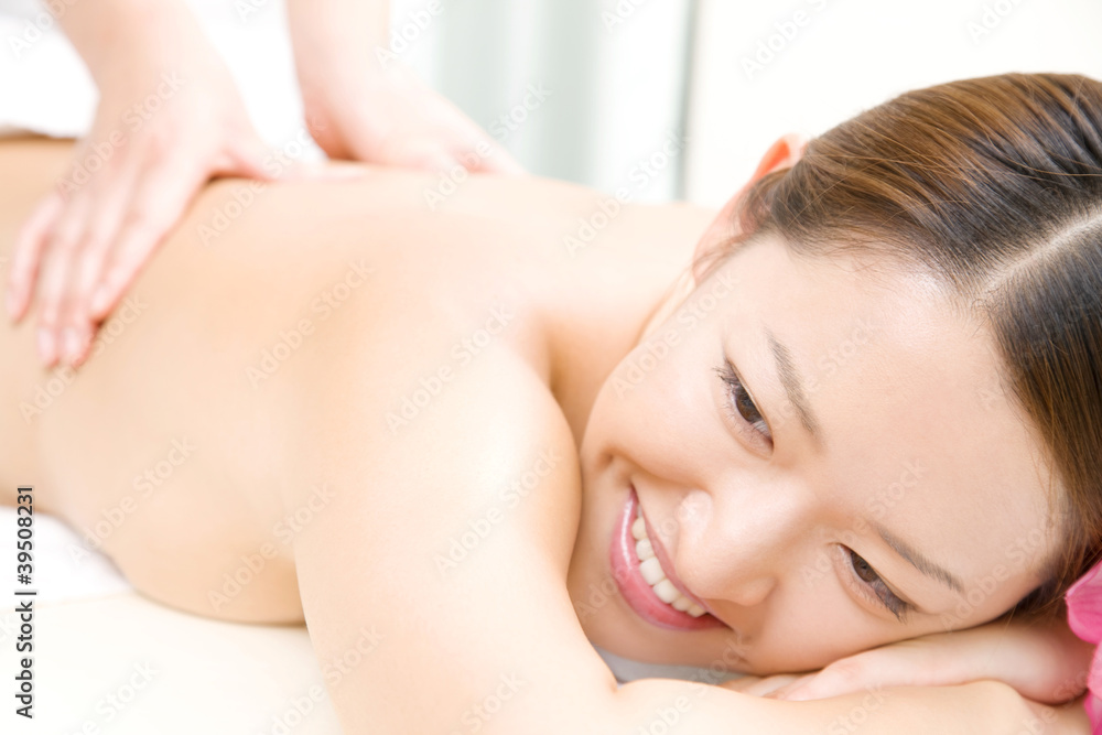 エステの施術を受ける女性 エステの施術を受ける女性