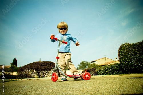 Enfant en trottinette photo