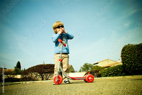 Enfant en trottinette photo