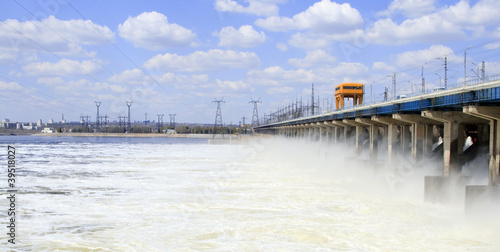 Reset of water at hydroelectric power station on the river © Aleksandr Kurganov