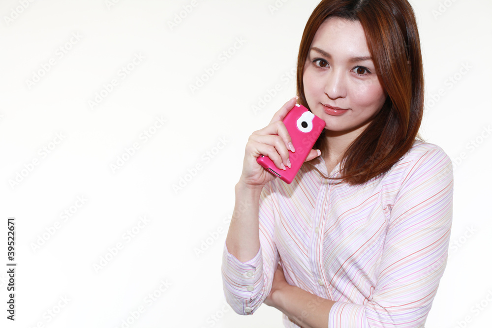 スマートフォンを持ち微笑むオフィスレディー スマートフォンを持ち微笑むオフィスレディー