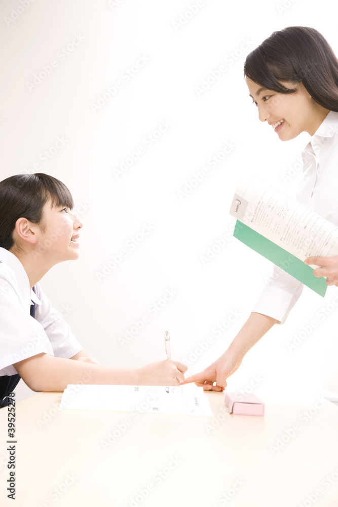 Fototapeta premium 生徒に教える塾講師