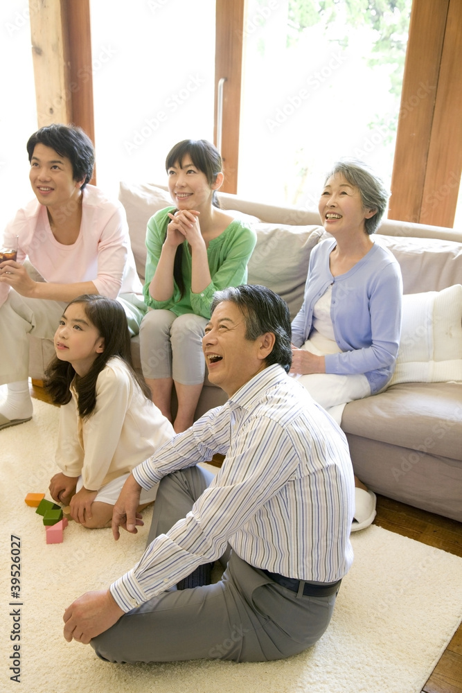 リビングで笑っている親子3世代