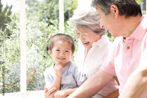 孫と遊ぶ祖父母