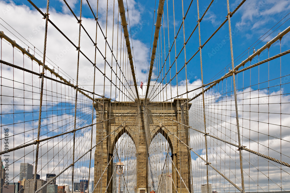 Naklejka premium Widok w górę mostu Brooklyn Bridge w Nowym Jorku