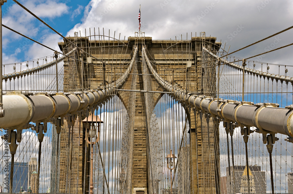 Fototapeta premium Widok w górę mostu Brooklyn Bridge w Nowym Jorku