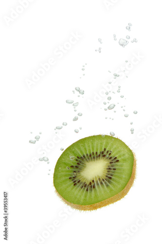 Kiwi im Wasser mit Luftblasen