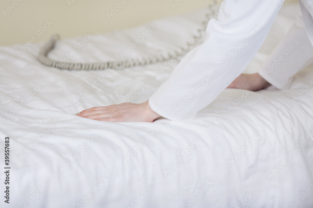 eine pflegerin stütz sich auf das krankenbett eine pflegerin stütz sich auf das krankenbett