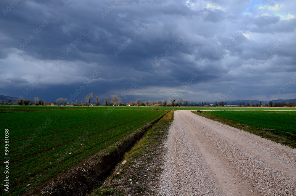 Temporale in arrivo nella campagna umbra