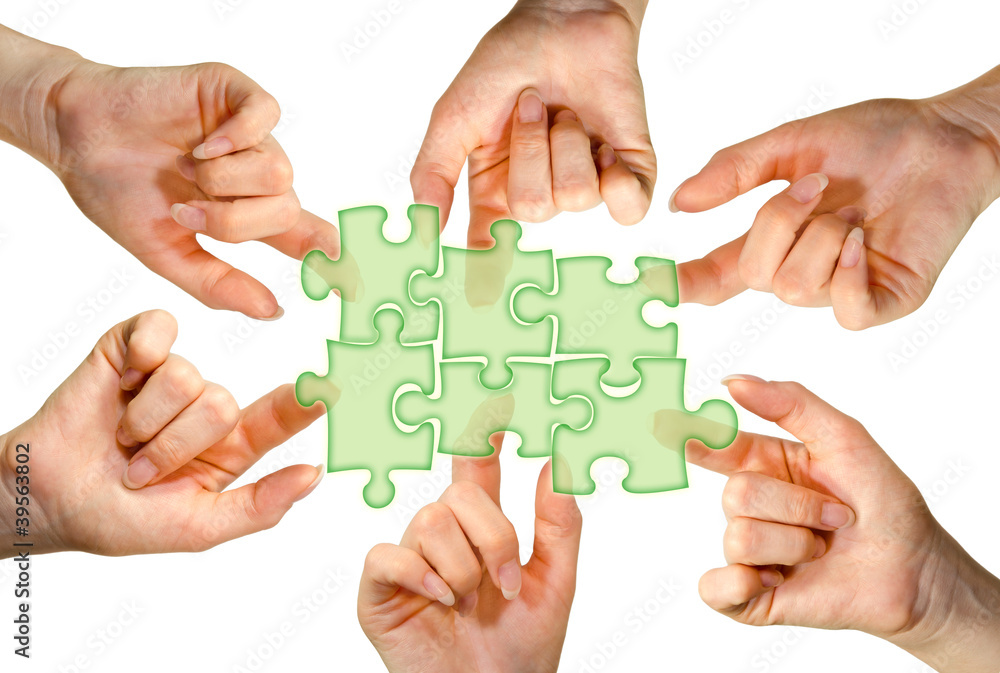Viele Hände zeigen auf virtuelles Puzzle als Symbol für Teamwork Viele Hände zeigen auf virtuelles Puzzle als Symbol für Teamwork