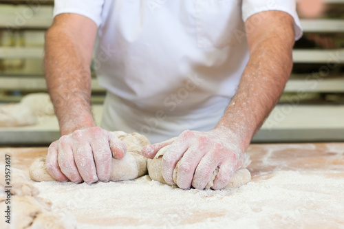 Bäcker beim Brotbacken