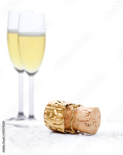 Champagnerkorken und Gläser