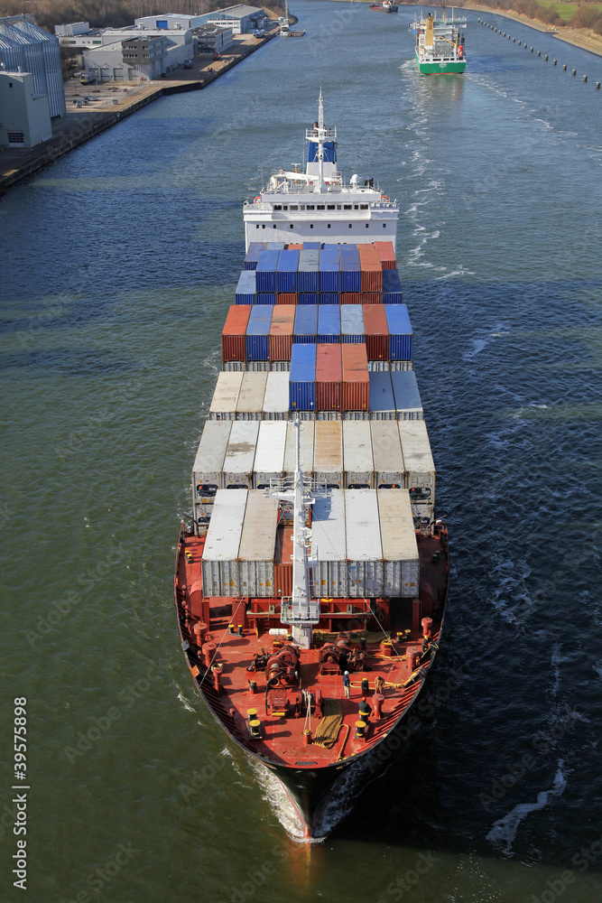 Fototapeta premium Containerschiff auf dem Kiel Kanal
